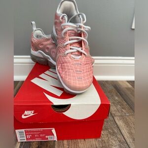 Nike women’s Size 8.5 Coral and White Air Vapormax Plus Sneakers
